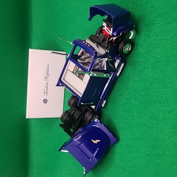 GOODYEAR TIRE 2006 Die Cast Tractor - Picture 4 of 9